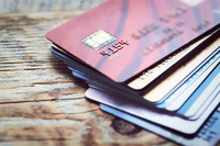 Чим відрізняється кредитна картка від дебетової?